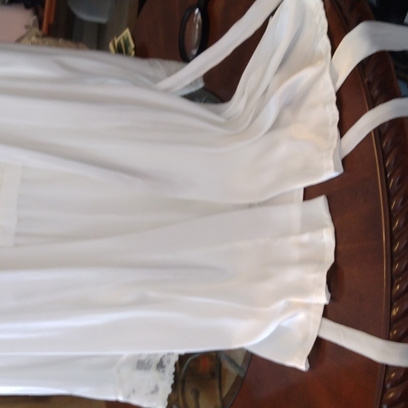 Pretty Sleepwear Nightgown and Robe. 100% Polyester. M Never Worn - Picture 2 of 5